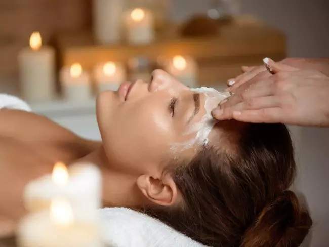 Des soins du visage personnalisés, réalisés avec des produits naturels et fiables.